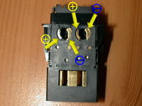 リアデフロスタースイッチの極性。