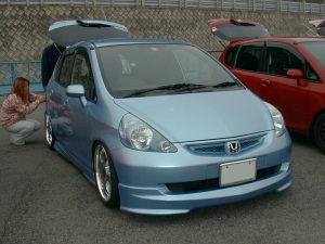 �~���R����B