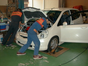 パワ〜が出てるから押さえつけろ〜。