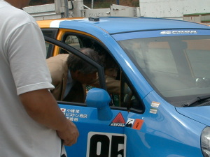 ドアに”小幡栄・ピストン西沢・市嶋樹”と書いてあります。